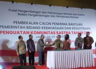 50 Tahun Berkarya, Dosen PPG Unusa Terima Penghargaan Bidang Kebahasaan dan Kesusastraan 2024