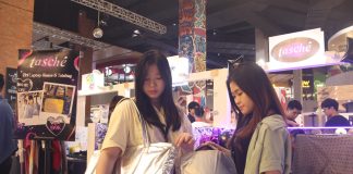 Nex-Fest 2024 jadi Arena Bisnis Mahasiswa Surabaya Unjuk Gigi Vivian (kanan), mahasiswi BDM PCU bersama temannya saat menggunakan produk Tasche, brand tas 2in1 bergaya Y2K (foto : Humas PCU)