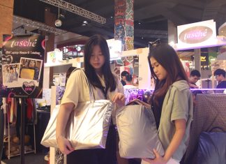 Nex-Fest 2024 jadi Arena Bisnis Mahasiswa Surabaya Unjuk Gigi Vivian (kanan), mahasiswi BDM PCU bersama temannya saat menggunakan produk Tasche, brand tas 2in1 bergaya Y2K (foto : Humas PCU)