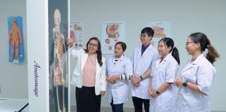 Kuasai Teknologi Kesehatan, UK Petra Buka Fakultas Kedokteran dr. Nita (paling kiri), Wakil Dekan 1 FK UK Petra, saat menjelaskan tentang sistem tulang dalam tubuh manusia di Laboratorium Anatomi Digital (foto : ist)