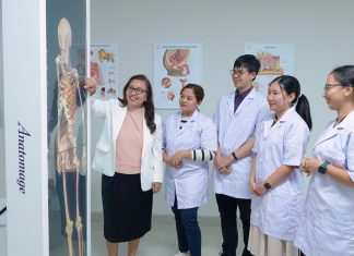 Kuasai Teknologi Kesehatan, UK Petra Buka Fakultas Kedokteran dr. Nita (paling kiri), Wakil Dekan 1 FK UK Petra, saat menjelaskan tentang sistem tulang dalam tubuh manusia di Laboratorium Anatomi Digital (foto : ist)