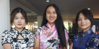 International Day Kembali Hadir, Pamerkan Dua Negara Ki-Ka: Jiang Siyu, Jiang Minwei, He Mingzi menunjukkan makanan 手撕鸡 (ayam suir) dan telur teh (foto : ist)