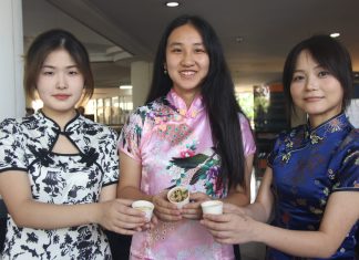 International Day Kembali Hadir, Pamerkan Dua Negara Ki-Ka: Jiang Siyu, Jiang Minwei, He Mingzi menunjukkan makanan 手撕鸡 (ayam suir) dan telur teh (foto : ist)