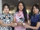 International Day Kembali Hadir, Pamerkan Dua Negara Ki-Ka: Jiang Siyu, Jiang Minwei, He Mingzi menunjukkan makanan 手撕鸡 (ayam suir) dan telur teh (foto : ist)