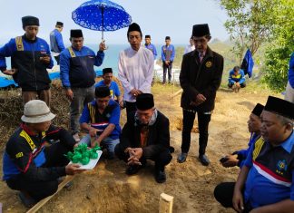Peletakan Batu Pertama Pembangunan Gazebo oleh Pesantren Jatidiri Bangsa di Tepi Pantai Kijingan Peletakan Batu Pertama Pembangunan Gazebo oleh Pesantren Jatidiri Bangsa di Tepi Pantai Kijingan (foto : rhd)