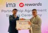 IM3 Gandeng AirAsia Rewards Hadirkan Kemudahan Komunikasi Bagi Traveler Mancanegara Penandatanganan MoU dilakukan oleh Ritesh Kumar Singh, Director and Chief Commercial Officer Indosat Ooredoo Hutchison, dan Country Head AirAsia rewards Indonesia, Arifin Prasetyo yang berlangsung di Kantor Pusat Indosat, Jakarta Pusat (foto : ist)