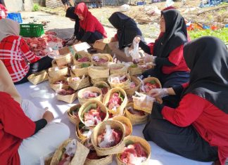 Yayasan Insan Mandiri Bagikan Daging Qurban Menggunakan Besek, Yang Ramah Lingkungan Yayasan Insan Mandiri Bagikan Daging Qurban Menggunakan Besek, Yang Ramah Lingkungan (foto : ist)