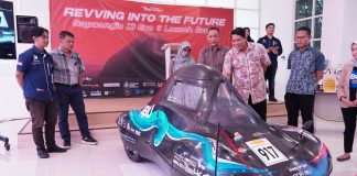 Siap Pertahankan Juara, Tim Sapuangin ITS Luncurkan Mobil Terbarunya GM Tim Sapuangin ITS Rayhan Naufal Hafizh (kiri), Pembimbing Non-Teknis Tim Sapuangin ITS Dr Ir Atok Setiawan MEngSc (dua dari kiri), Direktur Kemahasiswaan ITS Dr Imam Abadi ST MT (tiga dari kanan), dan Pembimbing Teknis Tim Sapuangin ITS Dr Ir Witantyo MEngSc (empat dari kiri) saat peluncuran mobil terbaru Sapuangin ITS (foto : ist)