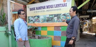 Rumah Zakat Kembangkan 4 Program Untuk Membantu Umat Zirzi Zubair, Program Head Rumah Zakat Cabang Surabaya (kanan) bersama Zainal Abidin ZIS Consultant Rumah Zakat Surabaya, di depan lokasi bank sampah Mugi Lestari yang tengah dikembangkan di Kebun Gizi Wonocolo (dokpri)