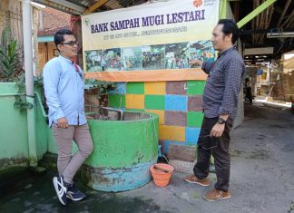Rumah Zakat Kembangkan 4 Program Untuk Membantu Umat Zirzi Zubair, Program Head Rumah Zakat Cabang Surabaya (kanan) bersama Zainal Abidin ZIS Consultant Rumah Zakat Surabaya, di depan lokasi bank sampah Mugi Lestari yang tengah dikembangkan di Kebun Gizi Wonocolo (dokpri)