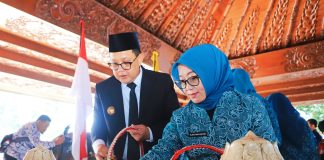 Ziarah ke Makam Bung Karno, Pj. Gubernur Jatim Ajak Kuatkan Gotong Royong dan Persatuan Ziarah ke Makam Bung Karno, Pj. Gubernur Jatim Ajak Kuatkan Gotong Royong dan Persatuan (foto : ist)