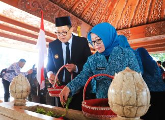 Ziarah ke Makam Bung Karno, Pj. Gubernur Jatim Ajak Kuatkan Gotong Royong dan Persatuan Ziarah ke Makam Bung Karno, Pj. Gubernur Jatim Ajak Kuatkan Gotong Royong dan Persatuan (foto : ist)