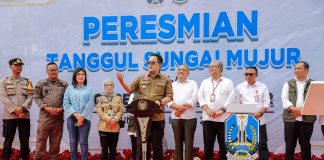 Tepati Janji pada Warga Lumajang, Pj. Gubernur Jatim Resmikan Tanggul Sungai Mujur dan Jembatan Kloposawit Tepati Janji pada Warga Lumajang, Pj. Gubernur Jatim Resmikan Tanggul Sungai Mujur dan Jembatan Kloposawit (foto : ist)