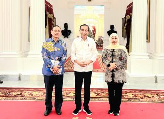Bertemu Presiden Jokowi, Khofifah dan Rektor Unair Serahkan Konsep untuk Indonesia Maju 2034 Bertemu Presiden Jokowi, Khofifah dan Rektor Unair Serahkan Konsep untuk Indonesia Maju 2034 (foto : ist)
