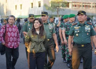 Pangdam Mayjen TNI Rafael Sambut Kunjungan Kerja Ketua Komisi I DPR RI Pangdam Mayjen TNI Rafael Sambut Kunjungan Kerja Ketua Komisi I DPR RI (foto : ist)
