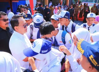 MPLS Jatim Pecahkan Tiga Rekor MURI, Pj. Gubernur Adhy Sebut Bukti Komitmen Lingkungan Pendidikan Jatim Lawan Perundungan MPLS Jatim Pecahkan Tiga Rekor MURI, Pj. Gubernur Adhy Sebut Bukti Komitmen Lingkungan Pendidikan Jatim Lawan Perundungan (foto : ist)