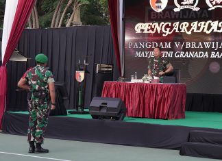 Pangdam V/Brawijaya Mayjen TNI Rafael Granada Baay meninjau kesiapan pasukan Yonif 512/QY Pangdam V/Brawijaya Mayjen TNI Rafael Granada Baay meninjau kesiapan pasukan Yonif 512/QY. (foto : ist)