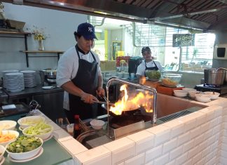 Lunch Attack! Sensasi Makan Siang Sepuasnya ala Yello Hotel Jemursari Surabaya yang Menggoda Selera Hadir Kembali, Lunch Attack! Sensasi Makan Siang Sepuasnya ala Yello Hotel Jemursari Surabaya Menggoda Selera (foto : ist)