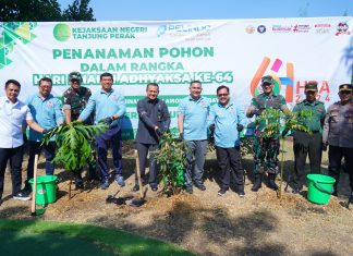 Peringati HUT Adyaksa Ke 64, KEJARI dan TTL Wujudkan Lingkungan Hijau Melalui Penanaman Pohon Peringati HUT Adyaksa Ke 64, KEJARI dan TTL Wujudkan Lingkungan Hijau Melalui Penanaman Pohon (foto : ist)