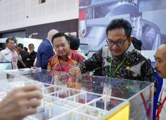 Dukung Perkembangan Industri Hijau di Jawa Timur, Kawan Lama Solution Boyong Forklift Elektrik KRISBOW ke Manufacturing Surabaya (dari kiri) Hendrian Susanto, Vice President of National Sales Operation Kawan Lama Solution, menunjukkan diorama solusi mesin pengecatan kepada Herry Wiriantoro, Kabid Pembangunan Sumber Daya Industri Disperindag Jawa Timur, di booth Kawan Lama Solution pada gelaran Manufacturing Surabaya 2024, Surabaya, 17 Juli 2024 (foto : ist)