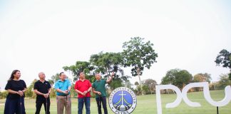 Kampus di Surabaya ini Mulai Era Baru Pendidikan Bisnis Berstandar Global Prosesi Grand Launching Petra Business School dengan pemukulan bola golf secara simbolis (foto : ist)