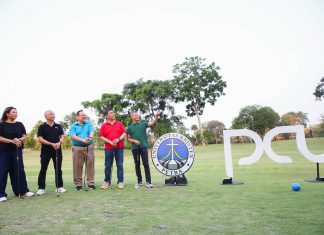 Kampus di Surabaya ini Mulai Era Baru Pendidikan Bisnis Berstandar Global Prosesi Grand Launching Petra Business School dengan pemukulan bola golf secara simbolis (foto : ist)