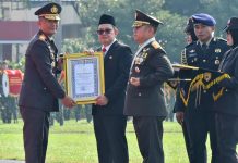 Pj. Gubernur Jatim Terima Piagam dan Pin Emas dari Kapolri di Hari Bhayangkara ke-78 Pj. Gubernur Jatim Terima Piagam dan Pin Emas dari Kapolri di Hari Bhayangkara ke-78 (foto : ist)