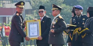 Pj. Gubernur Jatim Terima Piagam dan Pin Emas dari Kapolri di Hari Bhayangkara ke-78 Pj. Gubernur Jatim Terima Piagam dan Pin Emas dari Kapolri di Hari Bhayangkara ke-78 (foto : ist)