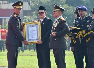 Pj. Gubernur Jatim Terima Piagam dan Pin Emas dari Kapolri di Hari Bhayangkara ke-78 Pj. Gubernur Jatim Terima Piagam dan Pin Emas dari Kapolri di Hari Bhayangkara ke-78 (foto : ist)