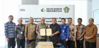 SBI Jalin Kerja Sama dengan Pemkab Jembrana untuk Manfaatkan RDF dari Pengelolaan Sampah Perkotaan di Jembrana-Bali Direktur Manufacturing SBI, Soni Asrul Sani dan Bupati Jembrana I Nengah Tamba menandatangani kesepakatan bersama pemanfaatan RDF di Jakarta, 26 Juni 2024 (foto : ist)