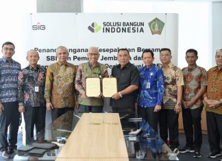 SBI Jalin Kerja Sama dengan Pemkab Jembrana untuk Manfaatkan RDF dari Pengelolaan Sampah Perkotaan di Jembrana-Bali Direktur Manufacturing SBI, Soni Asrul Sani dan Bupati Jembrana I Nengah Tamba menandatangani kesepakatan bersama pemanfaatan RDF di Jakarta, 26 Juni 2024 (foto : ist)