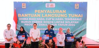 Pj. Gubernur Adhy Salurkan BLT DBHCHT Kepada 4.209 Buruh Pabrik Rokok Wilayah Surabaya Pj. Gubernur Adhy Salurkan BLT DBHCHT Kepada 4.209 Buruh Pabrik Rokok Wilayah Surabaya (foto : ist)