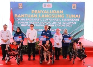 Pj. Gubernur Adhy Salurkan BLT DBHCHT Kepada 4.209 Buruh Pabrik Rokok Wilayah Surabaya Pj. Gubernur Adhy Salurkan BLT DBHCHT Kepada 4.209 Buruh Pabrik Rokok Wilayah Surabaya (foto : ist)