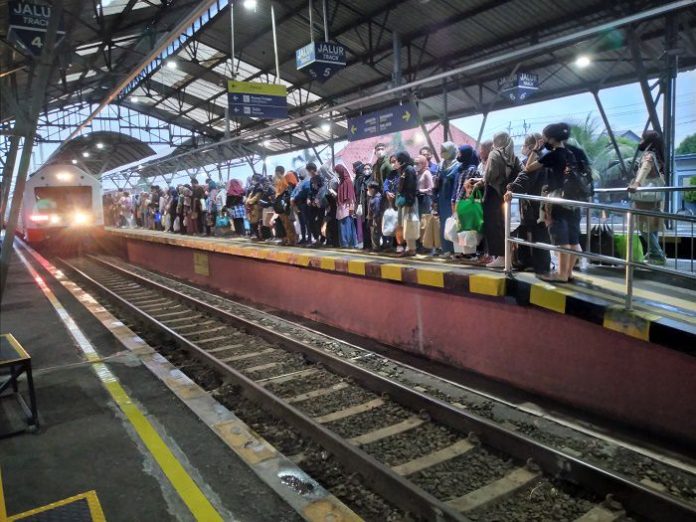 KAI Commuter Layani 179 Juta Lebih Pengguna Commuter Line pada Semester I Tahun 2024 (foto : ist)