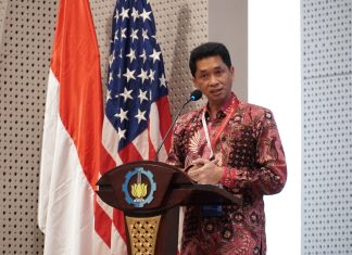 Lewat HEPI Forum, ITS Perkuat Kerja Sama dengan Perguruan Tinggi AS Rektor ITS Bambang Pramujati ST MSc Eng PhD saat memberikan sambutan di HEPI Forum Series 2024 di Gedung Research Center ITS (foto ; ist)