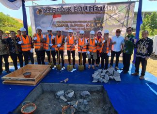 Tokoh Masyarakat Rungkut Berharap Gedung Baru BPN Bisa Tekan Indikasi Masalah Pengajuan Sertifikat Abah Tindik (baju putih) - Tokoh Masyarakat Rungkut, saat peletakan batu pertama Gedung baru Kantor Pertahanan Kota Surabaya II di jalan Medokan Ayu Selatan, Kelurahan Medokan Ayu, Kecamatan Rungkut (foto : ist)