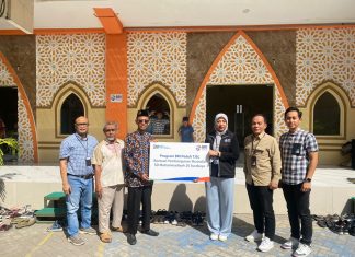 Lewat CSR BRI Peduli, BRI Branch Office Surabaya Rajawali Membantu Pembangunan Musholla SD Muhammadiyah 20 Surabaya (dari sebelah kiri) Udi Novianto (Funding Transaction Manager), perwakilan dari Manajemen Sekolah, Muhammad Ain (KS SD Muhammadiyah 20), Ida Susana Tri Rahayu (Branch Manager Kantor Cabang BRI Rajawali), Jeje Rahmad Gozali (Manager Opersional), Hendita Doni P (RM Funding & Transaction BRI)