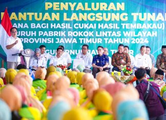 Salurkan BLT DBHCHT pada 393 Buruh Pabrik Rokok Bojonegoro, Pj. Gubernur Adhy: Upaya Tingkatkan Kesejahteraan Masyarakat Salurkan BLT DBHCHT pada 393 Buruh Pabrik Rokok Bojonegoro, Pj. Gubernur Adhy: Upaya Tingkatkan Kesejahteraan Masyarakat (foto : ist)