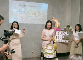 EONS Group Rayakan Anniversary Ke 2 Dengan Luncurkan Treatment Baru Dr. Leni Kumalasari, Dipl AAAM, selaku founder memimpin tiup lilin sebagai tanda syukur anniversari ke 2 EONS Skin Clinic (dokpri)
