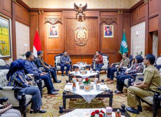Terima Audiensi Rumah BUMN di Grahadi, Pj. Gubernur Adhy Ajak Berdayakan UMKM Jatim Tembus Pasar Ekspor Terima Audiensi Rumah BUMN di Grahadi, Pj. Gubernur Adhy Ajak Berdayakan UMKM Jatim Tembus Pasar Ekspor (foto : ist)