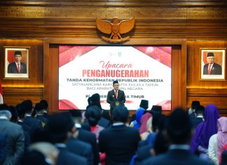 2.244 ASN Pemprov Jatim Dapat Satyalancana Karya Satya, Pj Gubernur Adhy Beri Rasa Hormat Atas Tenaga, Pikiran dan Pengabdiannya 2.244 ASN Pemprov Jatim Dapat Satyalancana Karya Satya, Pj Gubernur Adhy Beri Rasa Hormat Atas Tenaga, Pikiran dan Pengabdiannya (foto : ist)