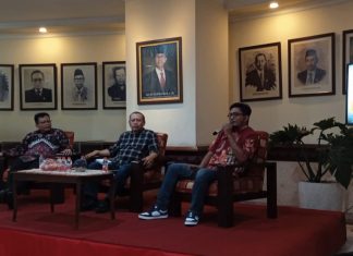 Rayakan HUT Ke-1, SMSI Kota Surabaya Gelar Talkshow “Suroboyo Sopo Rek” Rayakan HUT Ke-1, SMSI Kota Surabaya Gelar Talkshow "Suroboyo Sopo Rek" (foto : ist)