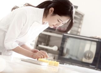 Chef Pastry Asal Korea Ajak Rekan-Rekan Media Demo Membuat Kue Cantik, Petit Gateux di JW Marriott Surabaya Chef pastri ternama di Korea, Chef Hyo Jeong Han sedang menunjukkan kebolehannya (foto : ist)