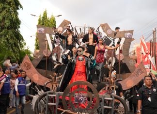 Desain Fashionable OPPO Reno12 Series Memukau Seluruh Pengunjung di Pagelaran Jember Fashion Carnaval 2024 Dengan Desain Fashionable, OPPO Reno12 Series Memukau Seluruh Pengunjung di Pagelaran Jember Fashion Carnaval 2024! (foto : ist)