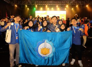 Mawapres ITS Raih Juara Kedua di Pilmapres Nasional 2024 Tepy Lindia Nanta (dua dari kiri) bersama tim PKM perwakilan ITS saat membawa pulang medali di ajang Pekan Ilmiah Mahasiswa Nasional (Pimnas) ke-36 (foto : ist)