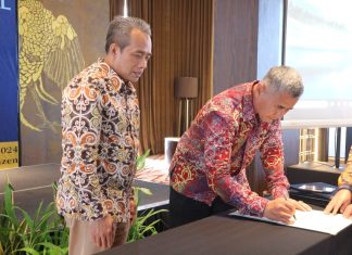 Bantu Siapkan Internasionalisasi, ITS Teken MoU dengan Enam Perguruan Tinggi Mitra Salah satu pimpinan perguruan tinggi mitra, Rektor Universitas Singaperbangsa Karawang Prof Dr Ade Maman Suherman SH MSc (kanan) didampingi Wakil Rektor II ITS Dr Ir Machsus ST MT (kiri) saat menandatangani Memorandum of Understanding (MoU) (foto : ist)