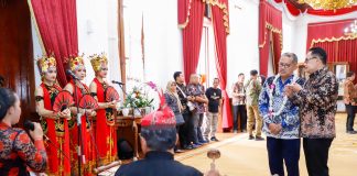 Terima Kunjungan Dubes Peru Untuk Indonesia di Grahadi, Pj. Gubernur Jatim Bahas Peluang Kerja Sama dan Ajakan Konferensi Perdagangan Dunia Terima Kunjungan Dubes Peru Untuk Indonesia di Grahadi, Pj. Gubernur Jatim Bahas Peluang Kerja Sama dan Ajakan Konferensi Perdagangan Dunia (foto : ist)