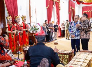 Terima Kunjungan Dubes Peru Untuk Indonesia di Grahadi, Pj. Gubernur Jatim Bahas Peluang Kerja Sama dan Ajakan Konferensi Perdagangan Dunia Terima Kunjungan Dubes Peru Untuk Indonesia di Grahadi, Pj. Gubernur Jatim Bahas Peluang Kerja Sama dan Ajakan Konferensi Perdagangan Dunia (foto : ist)