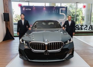 BMW Astra Luncurkan All-New 5 di Jawa Timur Kepala Cabang BMW Astra Surabaya Octa Wibowo (kiri) bersama Kepala Bengkel BMW Astra Surabaya Sularno saat peluncuran All New 5 di BMW Store Grand City Mall Surabaya, Selasa (20/8)