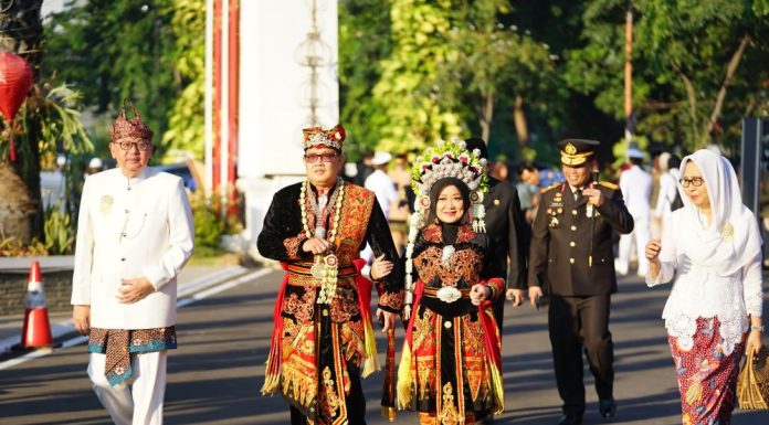 Kenakan Baju Adat Osing di Upacara HUT ke-79 RI, Pj. Gubernur Adhy Serukan Optimisme Jatim Gerbang Nusantara Baru Kenakan Baju Adat Osing di Upacara HUT ke-79 RI, Pj. Gubernur Adhy Serukan Optimisme Jatim Gerbang Nusantara Baru (foto : ist)